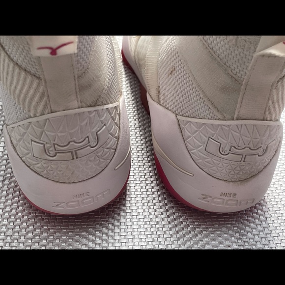 lebron james breast cancer shoes